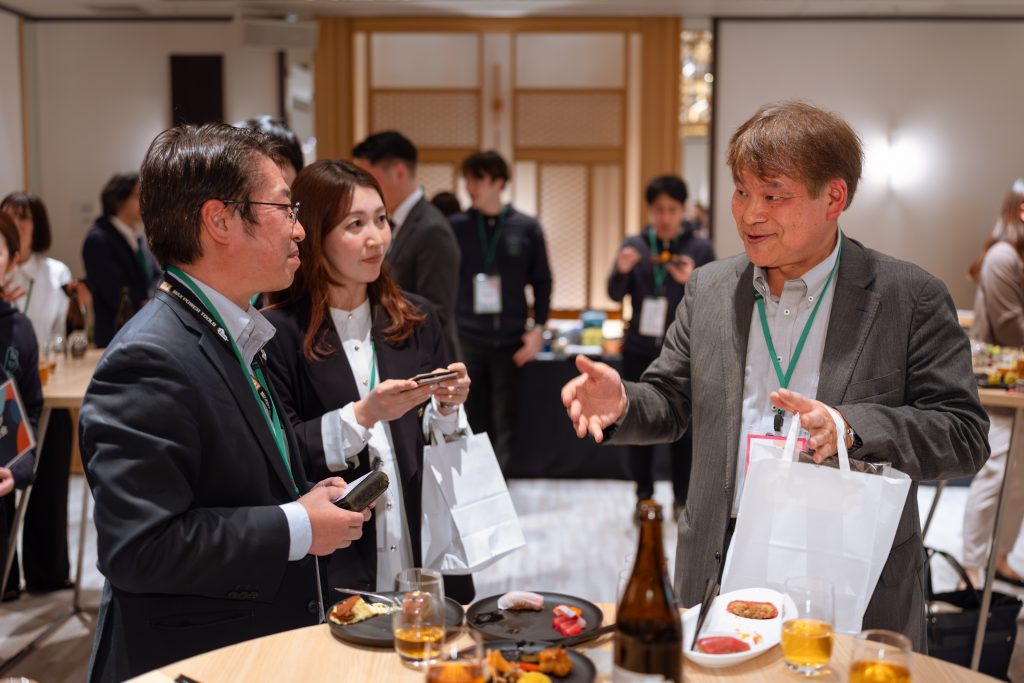 懇親会歓談の様子