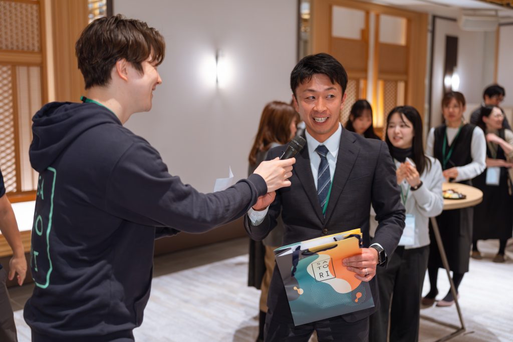 懇親会ビンゴ景品受け取りの様子